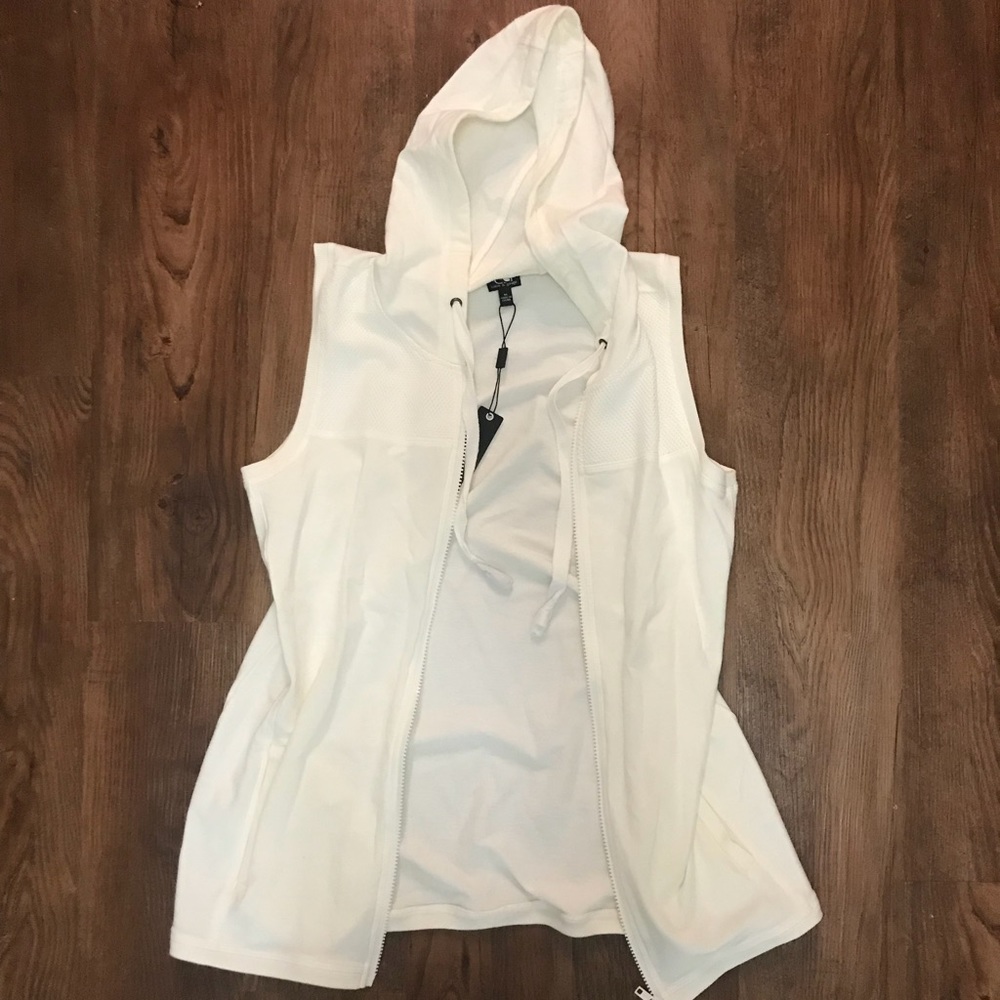 Sleeveless jacket